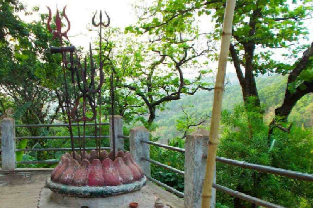 Kailash Gufa : कैलाश मानसरोवर नहीं जा पाए तो इस सावन जाएं कैलाश गुफा, पहाड़ से गिरता है पानी 5 Kailash Gufa Trisul