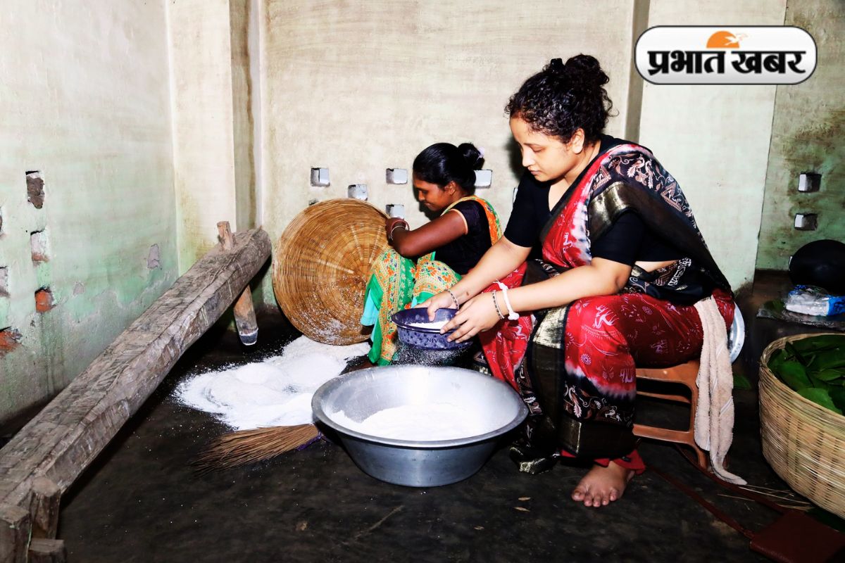 कल्पना सोरेन ने ढेकी से कूटा चावल, सोशल मीडिया में शेयर किया फोटो 2 Kalpana Soren News Dhenki Nemra Ramgarh Jharkhand News Today