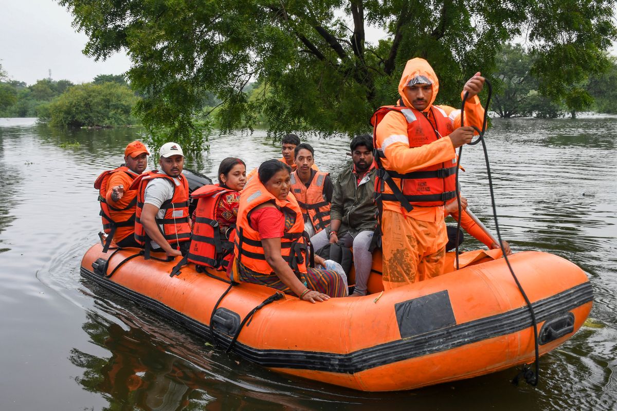 Flood: उत्तर प्रदेश में गंगा-यमुना उफान पर, 17 जिलों में बाढ़ का कहर, 400 से ज्यादा गांव जलमग्न 3 Ndrf