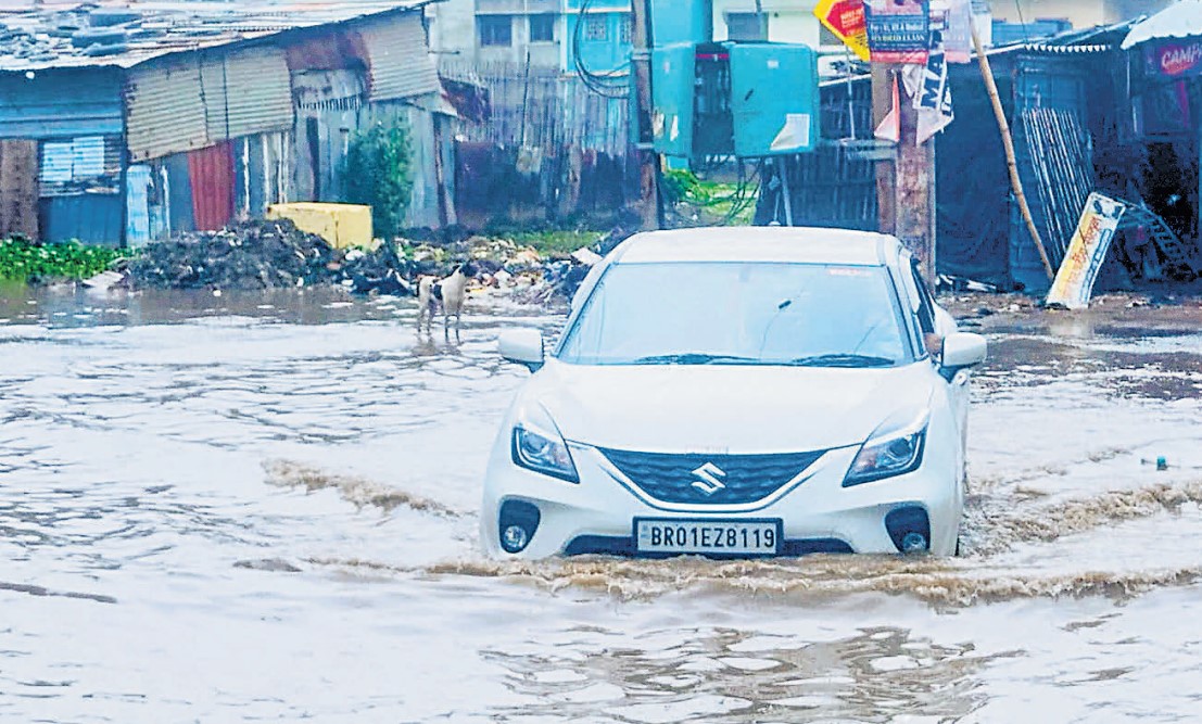 पटना जलजमाव Photos: सड़क-मुहल्ले और दुकानों में घुसा पानी, तैर रहे बाइक और कार 3 Screenshot 2025 08 04 145341