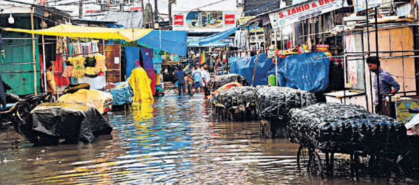 पटना जलजमाव Photos: सड़क-मुहल्ले और दुकानों में घुसा पानी, तैर रहे बाइक और कार 5 Screenshot 2025 08 04 145641