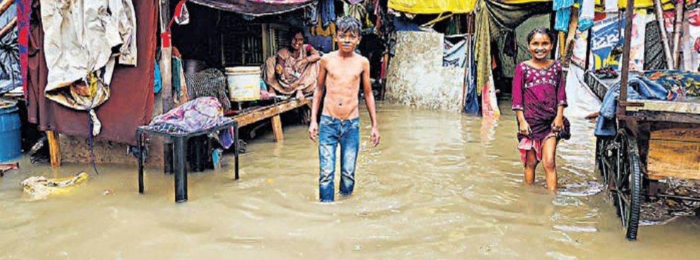 पटना जलजमाव Photos: सड़क-मुहल्ले और दुकानों में घुसा पानी, तैर रहे बाइक और कार 4 Screenshot 2025 08 04 145658