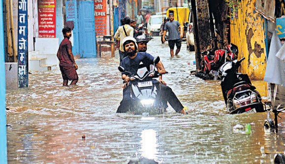 पटना जलजमाव Photos: सड़क-मुहल्ले और दुकानों में घुसा पानी, तैर रहे बाइक और कार 2 Screenshot 2025 08 04 145740
