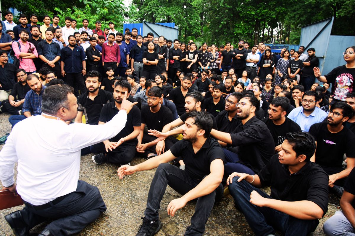 Photos: जमशेदपुर में मेडिकल छात्र की मौत पर फूटा छात्रों का आक्रोश, 6 घंटे कॉलेज गेट जाम, हंगामा 5 Students Anger Over Death In Jamshedpur Jharkhand News 1