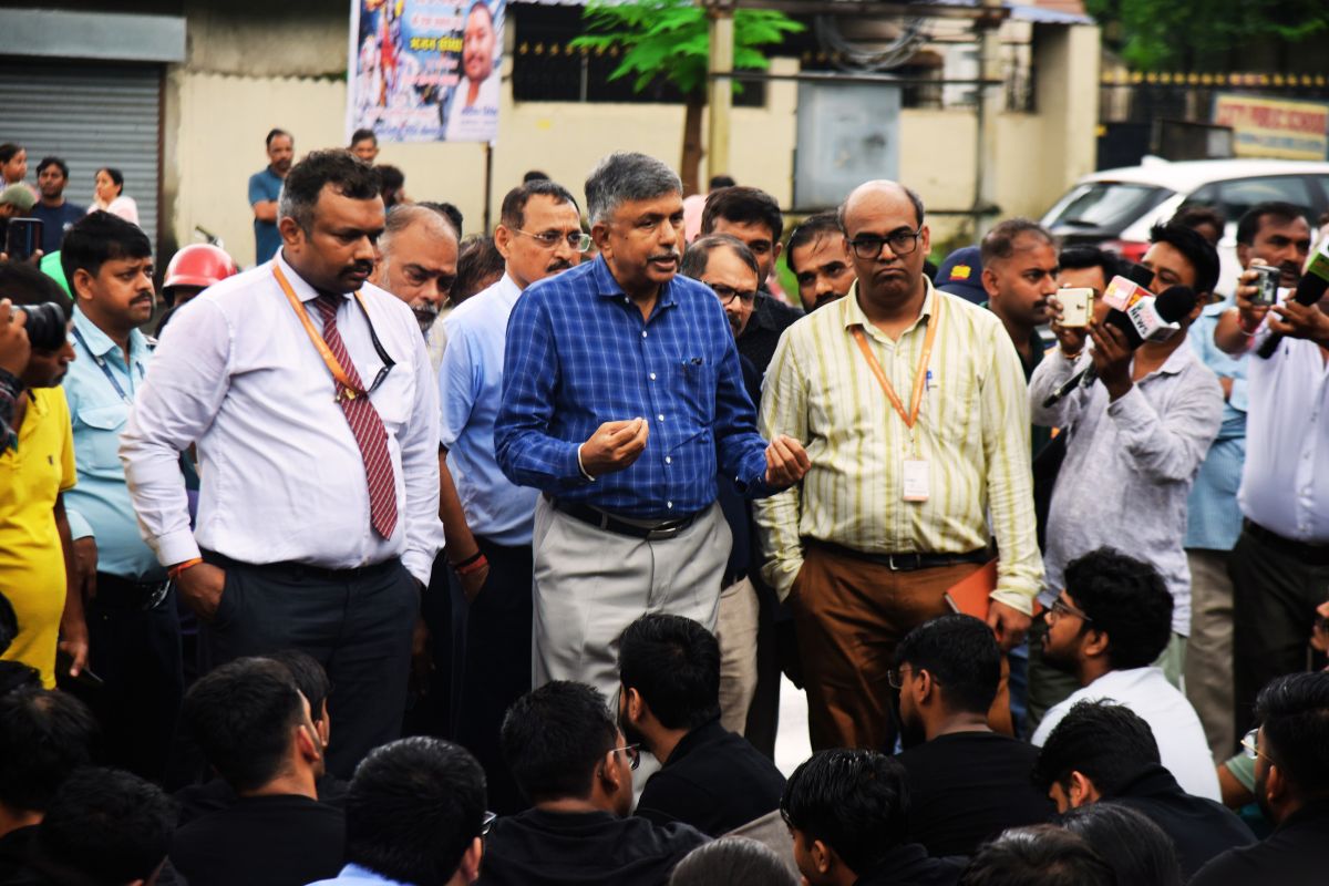 Photos: जमशेदपुर में मेडिकल छात्र की मौत पर फूटा छात्रों का आक्रोश, 6 घंटे कॉलेज गेट जाम, हंगामा 7 Students Anger Over Death In Jamshedpur Jharkhand News Today 1