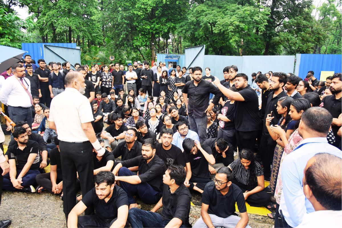 Photos: जमशेदपुर में मेडिकल छात्र की मौत पर फूटा छात्रों का आक्रोश, 6 घंटे कॉलेज गेट जाम, हंगामा 4 Students Anger Over Death In Jamshedpur Jharkhand News