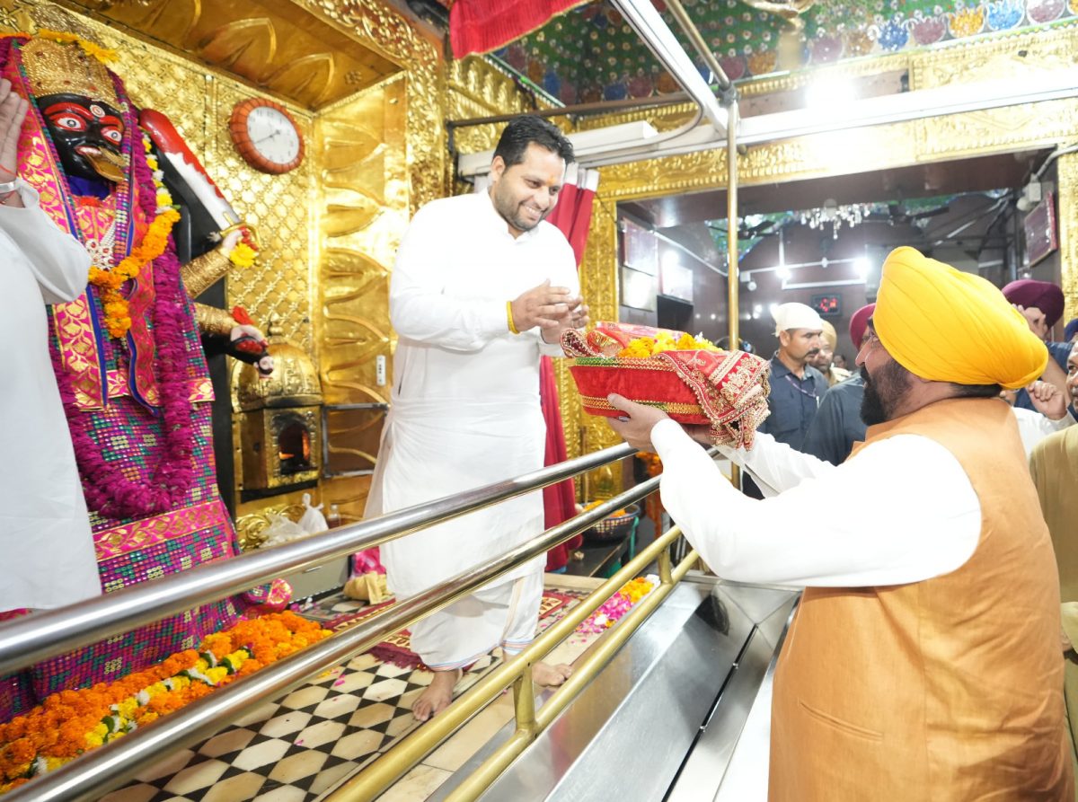 Punjab News: श्री काली माता मंदिर में सीएम भगवंत मान ने टेका मत्था, राज्य की शांति और खुशहाली की मांगी दुआ 2 WhatsApp Image 2025 08 12 at 6.12.49 PM 2