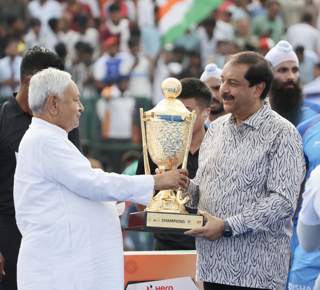Photos: नीतीश कुमार के हाथों में एशिया कप ट्रॉफी, राजगीर स्टेडियम में जब भारत-चीन हॉकी टीम से मिले मुख्यमंत्री 8 Whatsapp Image 2025 08 29 At 4.02.13 Pm 2
