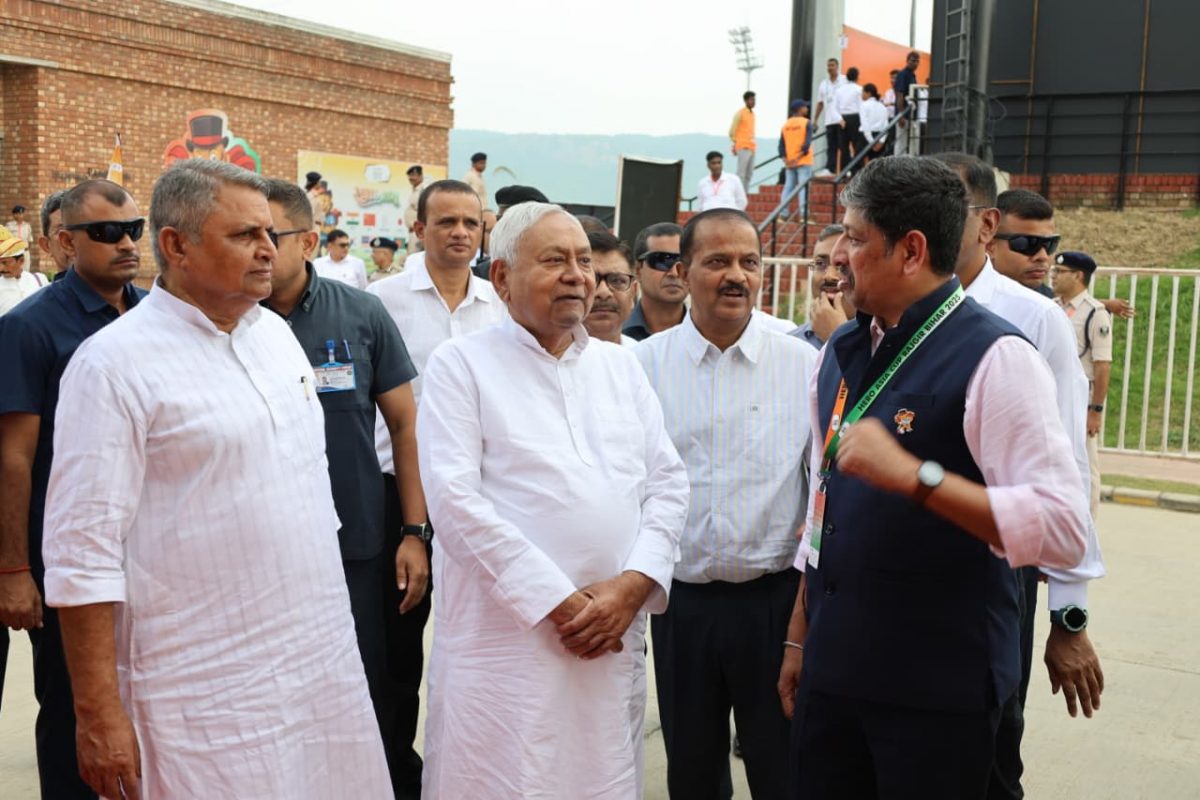 Photos: नीतीश कुमार के हाथों में एशिया कप ट्रॉफी, राजगीर स्टेडियम में जब भारत-चीन हॉकी टीम से मिले मुख्यमंत्री 2 Whatsapp Image 2025 08 29 At 4.02.17 Pm
