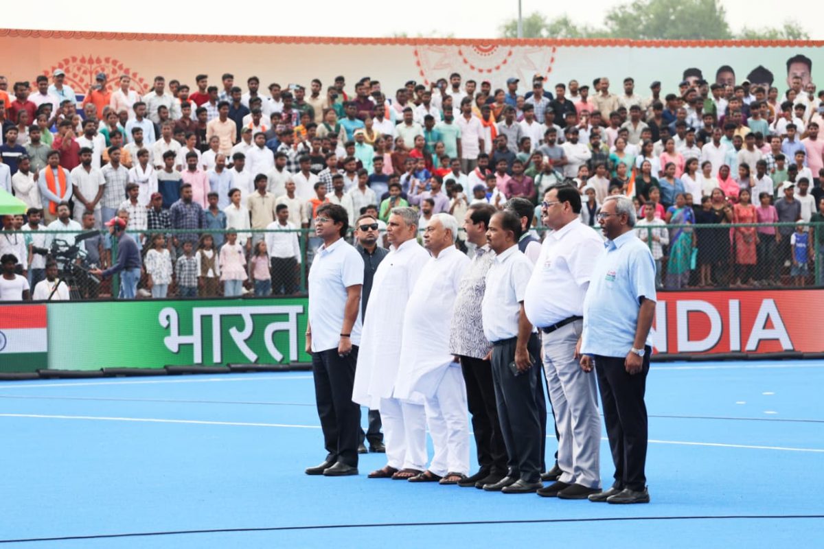 Photos: नीतीश कुमार के हाथों में एशिया कप ट्रॉफी, राजगीर स्टेडियम में जब भारत-चीन हॉकी टीम से मिले मुख्यमंत्री 9 Whatsapp Image 2025 08 29 At 4.02.18 Pm 1
