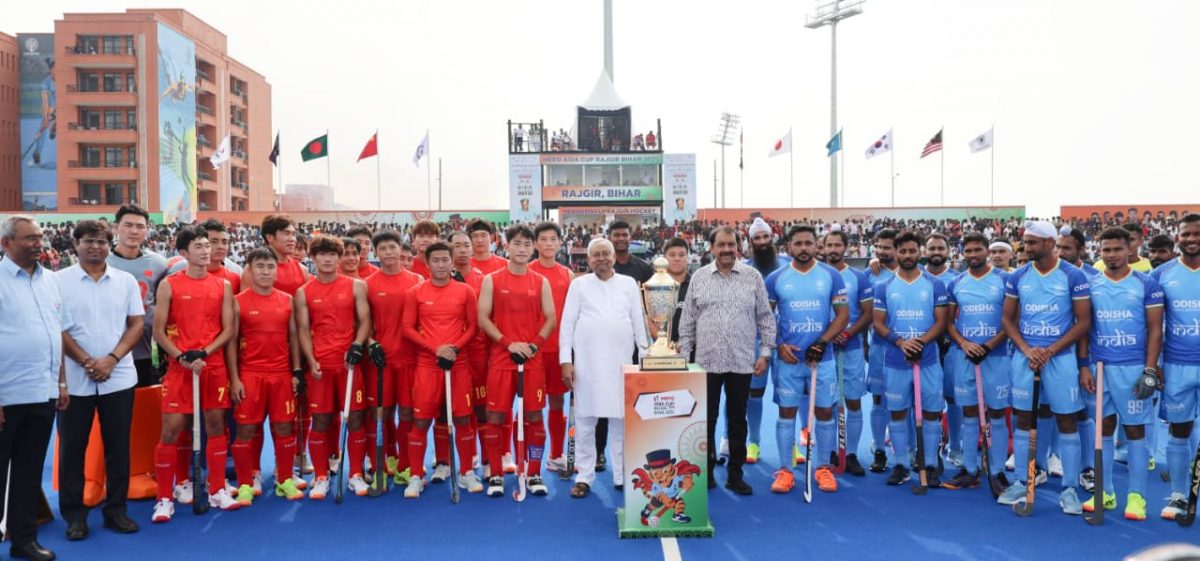 Photos: नीतीश कुमार के हाथों में एशिया कप ट्रॉफी, राजगीर स्टेडियम में जब भारत-चीन हॉकी टीम से मिले मुख्यमंत्री 6 Whatsapp Image 2025 08 29 At 4.02.20 Pm