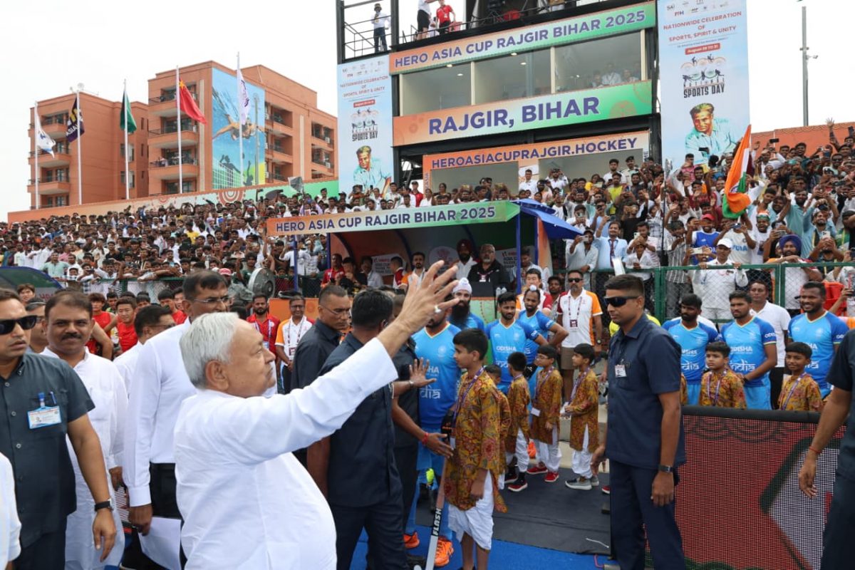 Photos: नीतीश कुमार के हाथों में एशिया कप ट्रॉफी, राजगीर स्टेडियम में जब भारत-चीन हॉकी टीम से मिले मुख्यमंत्री 3 Whatsapp Image 2025 08 29 At 4.02.31 Pm