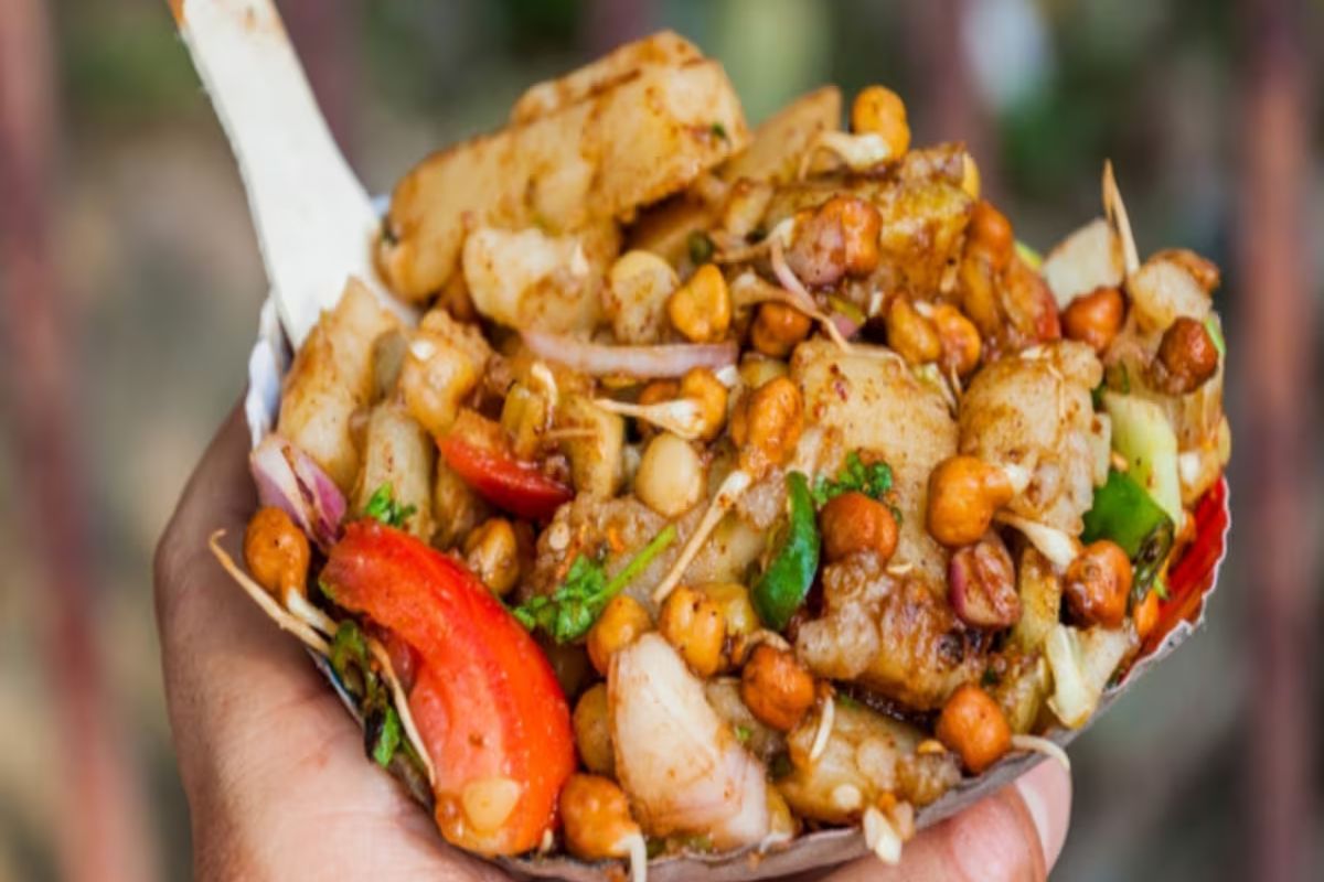 Patna Street Food: गोलघर नहीं, जायके की गलियों में है असली पटना! ये हैं टॉप 5 स्ट्रीट फूड जो हर स्वाद प्रेमी को करना चाहिए ट्राय 4 Aloo Chat