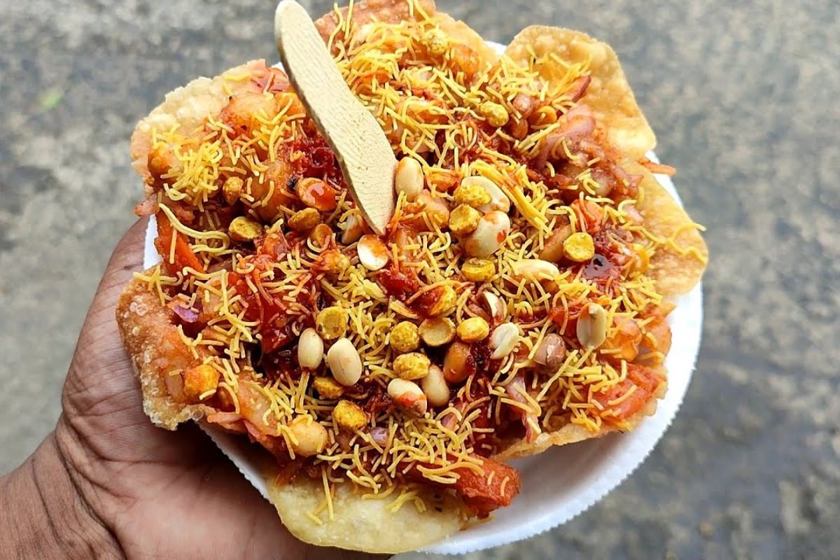 Patna Street Food: गोलघर नहीं, जायके की गलियों में है असली पटना! ये हैं टॉप 5 स्ट्रीट फूड जो हर स्वाद प्रेमी को करना चाहिए ट्राय 6 Batata Puri