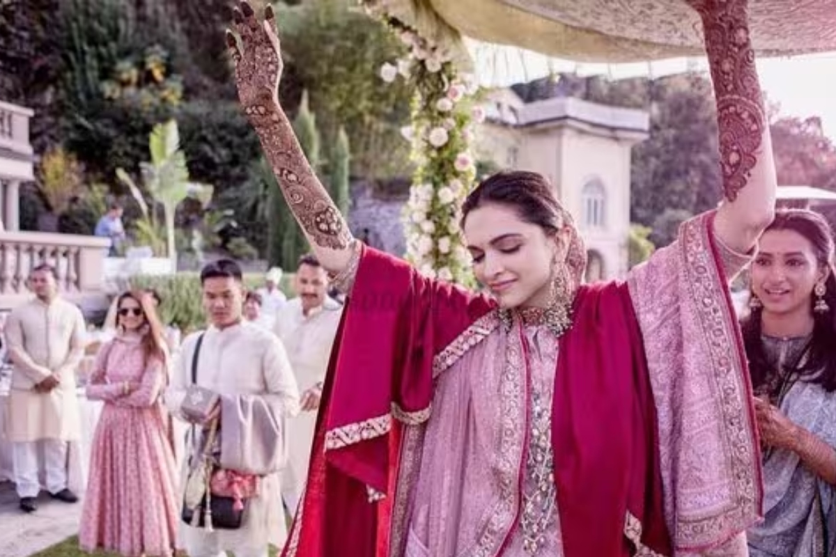 Deepika Padukone Mehendi Design: सेलिब्रिटी आर्टिस्ट ने दीपिका को मेहंदी लगाने के लिए लिए थे लाखों रुपये, जानकर लगेगा झटका 2 Deepika Padukone Mehendi Design 1