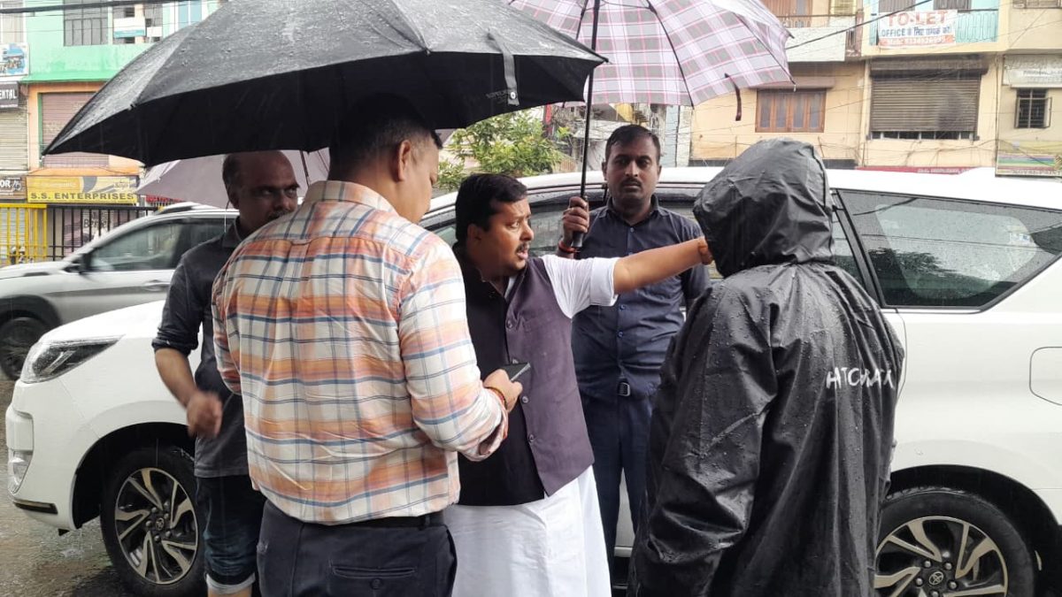 पटना जलजमाव Photos: सड़क-मुहल्ले और दुकानों में घुसा पानी, तैर रहे बाइक और कार 6 E0109867 26D0 4B08 B71B 910D5Bbc44D5