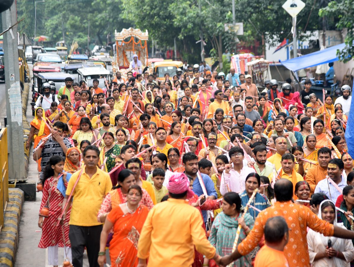 Sawan Somwar 2025: सावन की अंतिम सोमवारी आज, अनुराधा नक्षत्र और सर्वार्थ सिद्धि योग में श्रद्धालु पूरे दिन करेंगे जलाभिषेक व रुद्राभिषेक 2 Ganga Se Kawario Ne Dadi Ji Mandir Tk Kawar Yatar Nikla 6