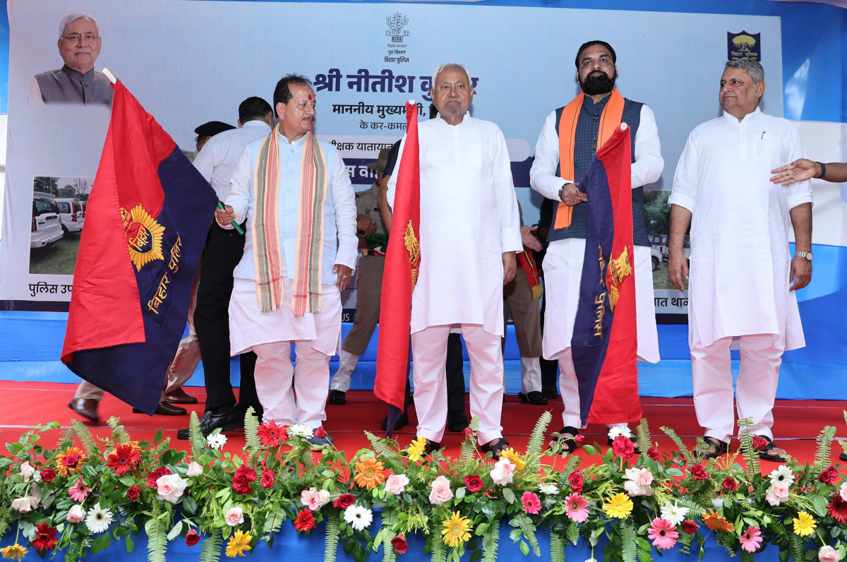 Photos: ट्रैफिक डीएसपी और थानों को सीएम नीतीश ने सौंपी 71 गाड़ियां, हरी झंडी दिखाकर किया रवाना 2 Image 26