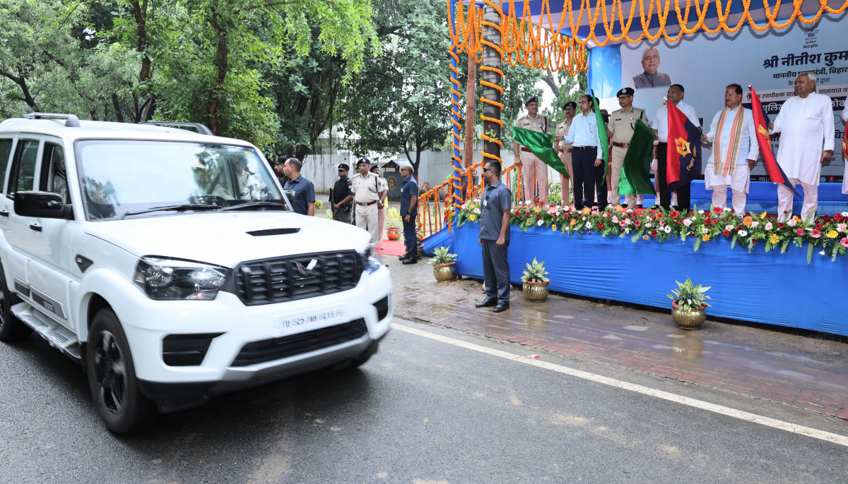 Photos: ट्रैफिक डीएसपी और थानों को सीएम नीतीश ने सौंपी 71 गाड़ियां, हरी झंडी दिखाकर किया रवाना 4 Image 29