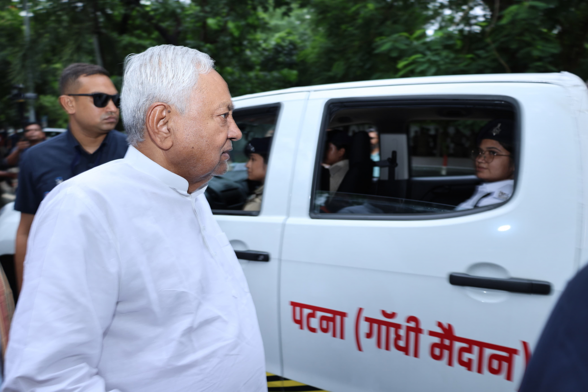 Photos: ट्रैफिक डीएसपी और थानों को सीएम नीतीश ने सौंपी 71 गाड़ियां, हरी झंडी दिखाकर किया रवाना 5 Image 30