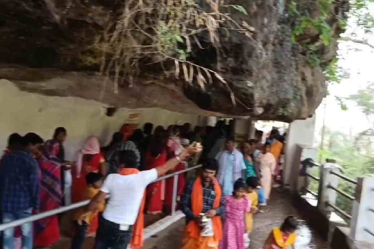 Kailash Gufa : कैलाश मानसरोवर नहीं जा पाए तो इस सावन जाएं कैलाश गुफा, पहाड़ से गिरता है पानी 3 Kailash Gufa Jashpur Photo