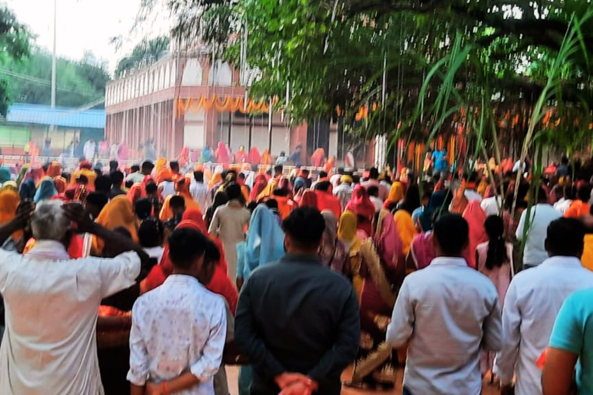 झारखंड के भद्रकाली मंदिर में अष्टमी को चमके तलवार और खड्ग, 5000 से अधिक श्रद्धालुओं ने दी बलि 2 Durga Ashtami in Bhadrakali Mandir itkhori Chatra Jharkhand