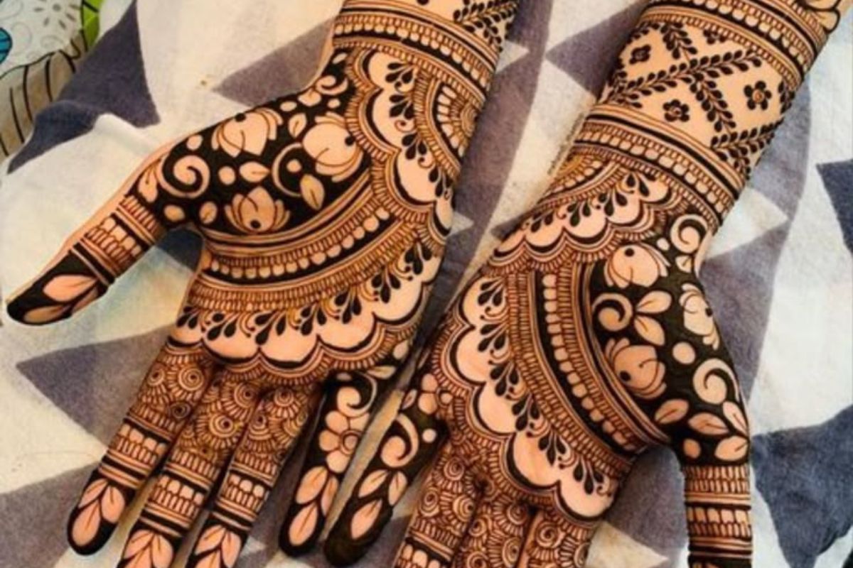 Latest Karwa Chauth Mehndi Designs: अपने करवा चौथ की मेहंदी को दें बॉलीवुड वाला लुक,देखें 7 लेटेस्ट डिजाइन 6 Latest Karwa Chauth Mehndi Designs