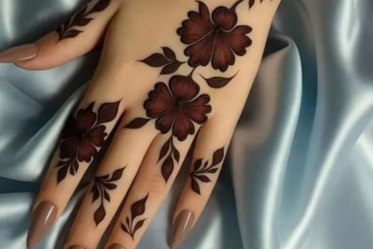 Latest Karwa Chauth Mehndi Designs: अपने करवा चौथ की मेहंदी को दें बॉलीवुड वाला लुक,देखें 7 लेटेस्ट डिजाइन 7 Latest Karwa Chauth Mehndi Designs