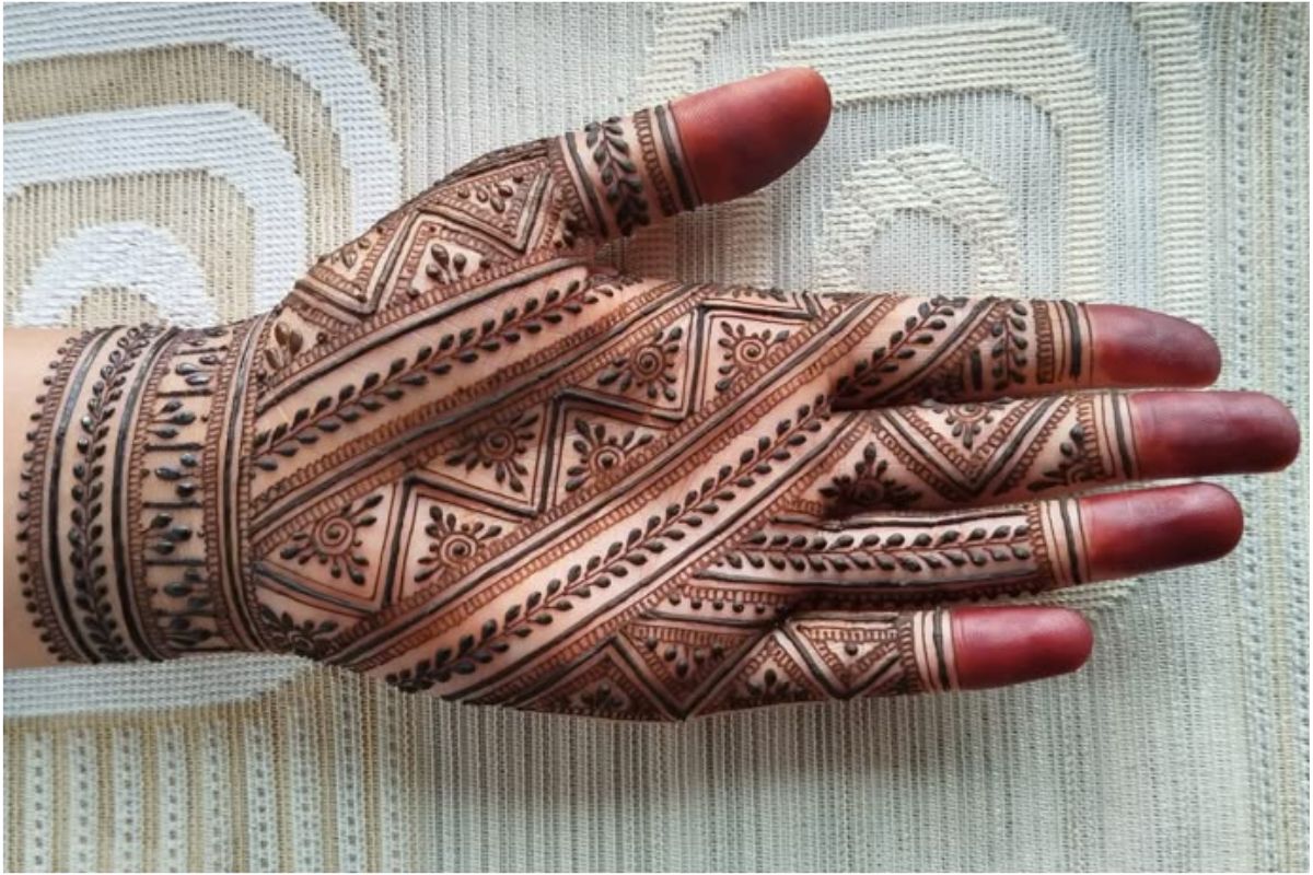 Latest Karwa Chauth Mehndi Designs: अपने करवा चौथ की मेहंदी को दें बॉलीवुड वाला लुक,देखें 7 लेटेस्ट डिजाइन 2 Latest Karwa Chauth Mehndi Designs 3
