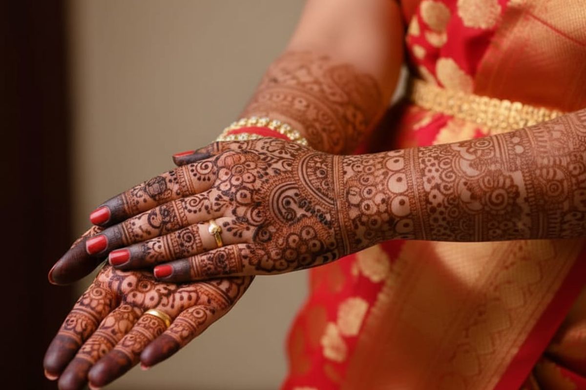 Latest Karwa Chauth Mehndi Design: इस करवा चौथ सजाएं अपने हाथ, दुल्हन जैसी मेहंदी डिजाइन्स के साथ 5 Latest Mehndi Design