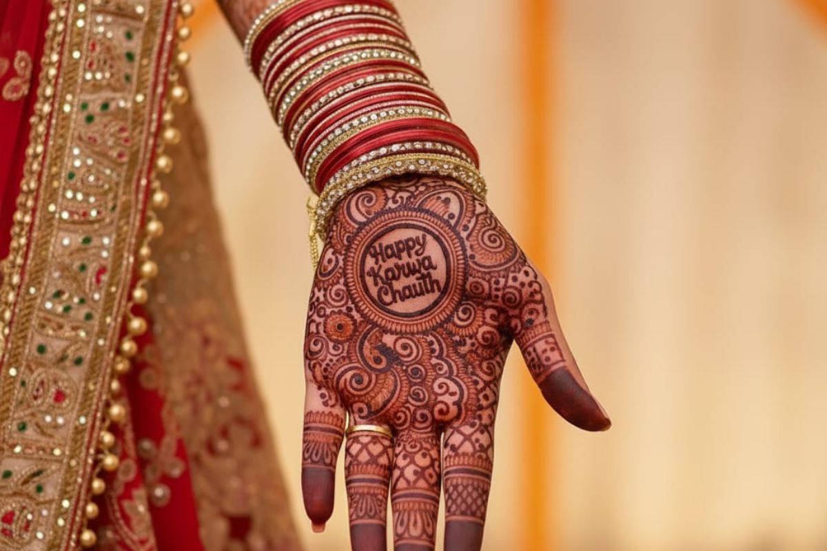 Latest Karwa Chauth Mehndi Design: इस करवा चौथ सजाएं अपने हाथ, दुल्हन जैसी मेहंदी डिजाइन्स के साथ 1 Latest Mehndi Design