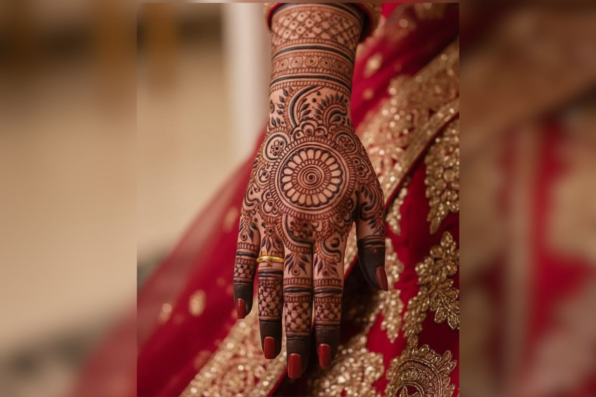 Latest Karwa Chauth Mehndi Design: इस करवा चौथ सजाएं अपने हाथ, दुल्हन जैसी मेहंदी डिजाइन्स के साथ 4 Latest Mehndi Design