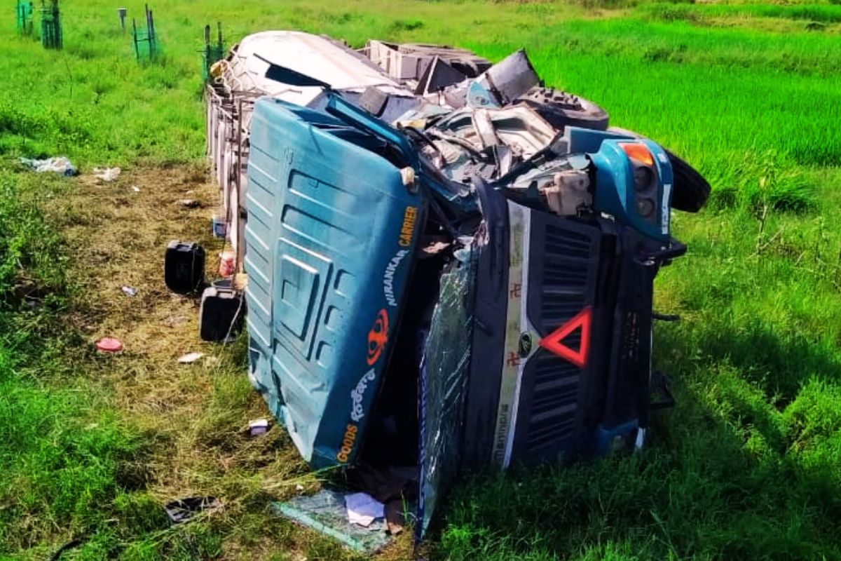 रांची में अनियंत्रित टैंकर रेलिंग तोड़कर पुल के नीचे खेत में गिरा, मची पेट्रोल की लूट 3 Patrol Loot In Ranchi Namkum 1