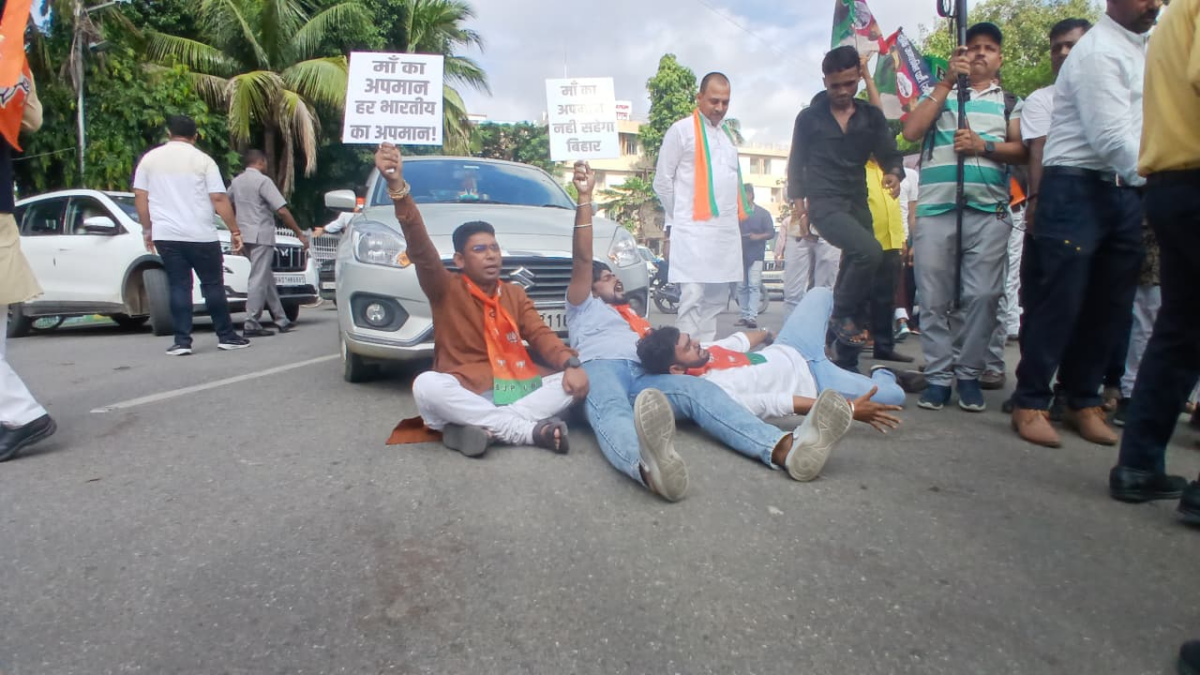 Photos: पटना में बीजेपी के कार्यकर्ता बीच रोड पर लेट गए, गाड़ियों का आना-जाना ब्लॉक, देखिए तस्वीरें 2 Image 36