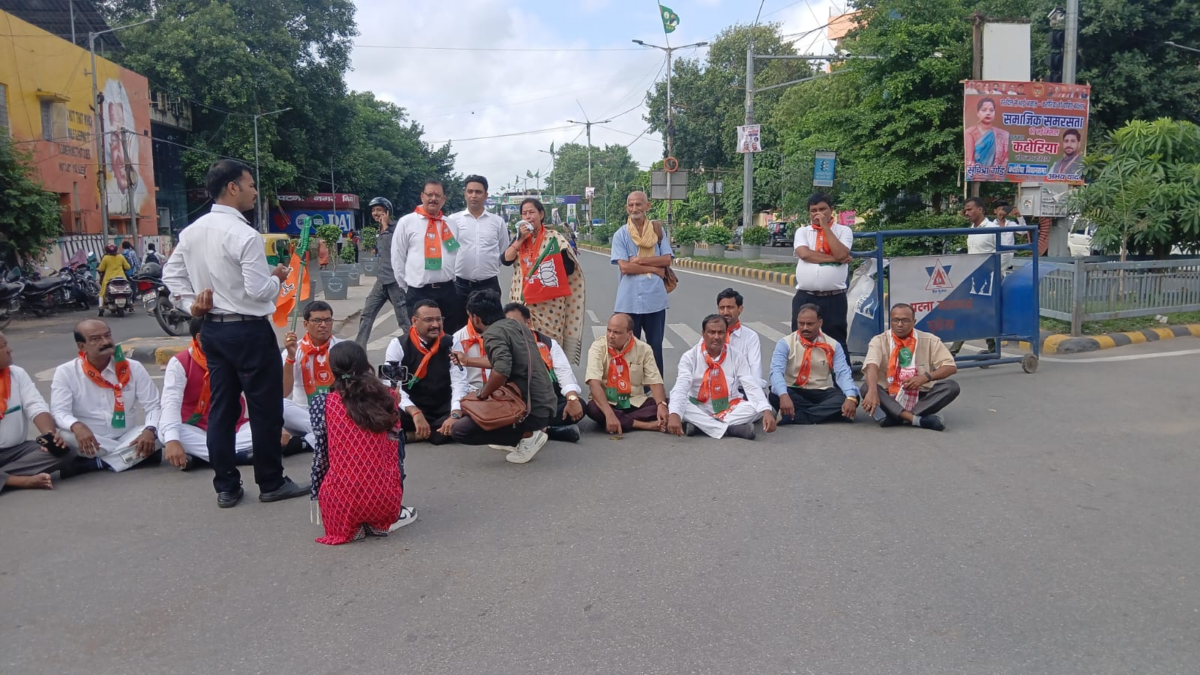 Photos: पटना में बीजेपी के कार्यकर्ता बीच रोड पर लेट गए, गाड़ियों का आना-जाना ब्लॉक, देखिए तस्वीरें 5 Image 37