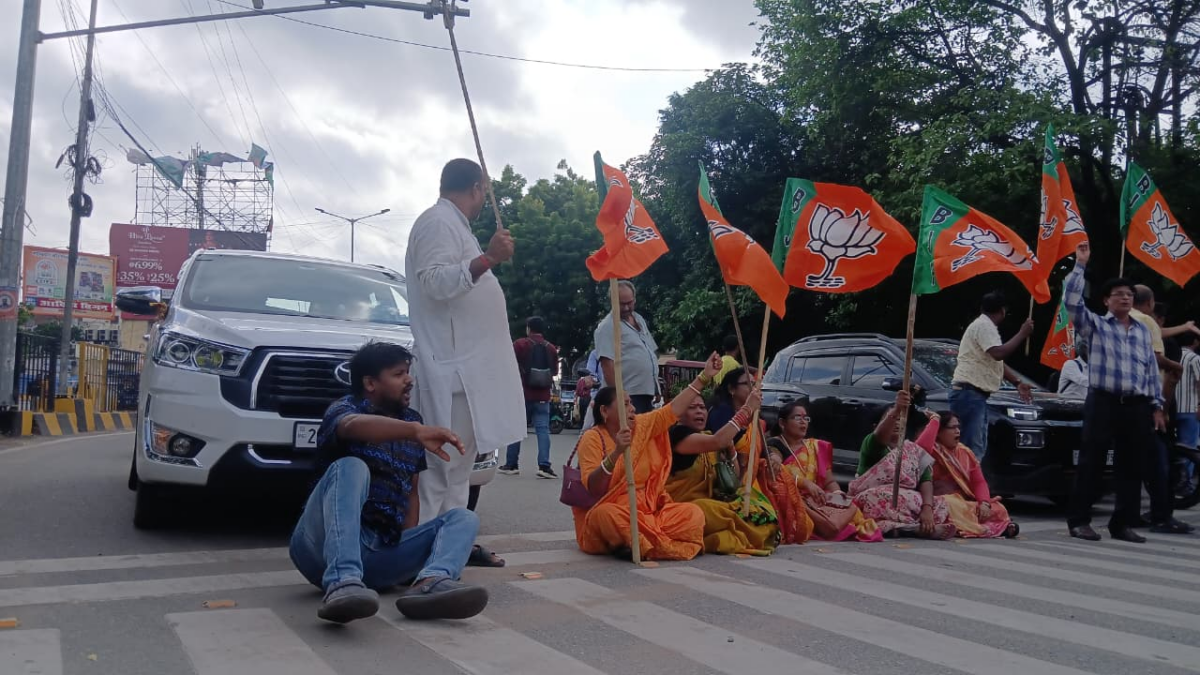 Photos: पटना में बीजेपी के कार्यकर्ता बीच रोड पर लेट गए, गाड़ियों का आना-जाना ब्लॉक, देखिए तस्वीरें 4 Image 38