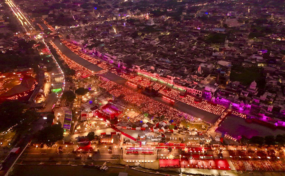 Deepotsav In Ayodhya: 26 लाख से ज्यादा दीयों से जगमगा उठी अयोध्या, मन मोह लेगा ऐसा दीपोत्सव, देखें तस्वीरें 4 19101 Pti10 19 2025 000259B