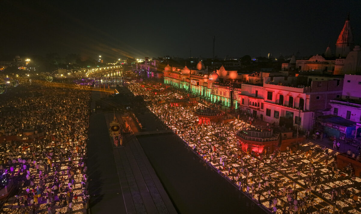 Deepotsav In Ayodhya: 26 लाख से ज्यादा दीयों से जगमगा उठी अयोध्या, मन मोह लेगा ऐसा दीपोत्सव, देखें तस्वीरें 6 19101 Pti10 19 2025 000310B