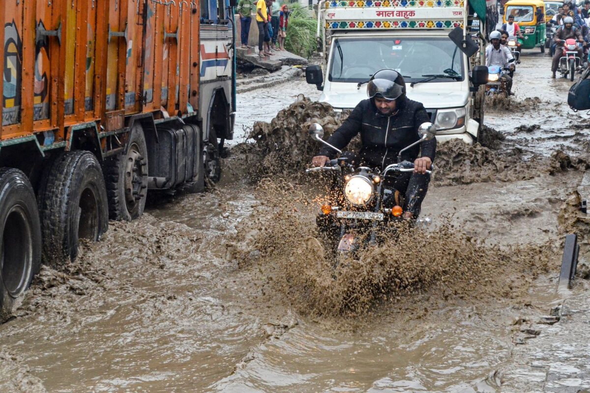 Rain Alert: आज और कल इन राज्यों में जोरदार बारिश, नए पश्चिमी विक्षोभ की दस्तक, आंधी तूफान का अलर्ट 2 Heavy Rain 1