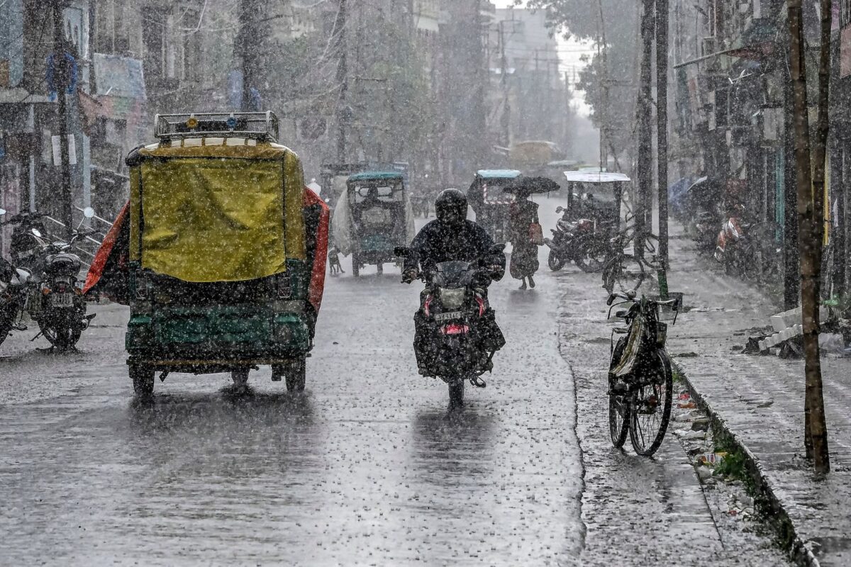 Rain Alert: आज और कल इन राज्यों में जोरदार बारिश, नए पश्चिमी विक्षोभ की दस्तक, आंधी तूफान का अलर्ट 3 Rain Alert 5 1