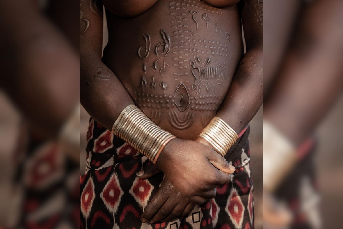 महिलाएं भी अपने शरीरों पर निशान बनवाती हैं. 