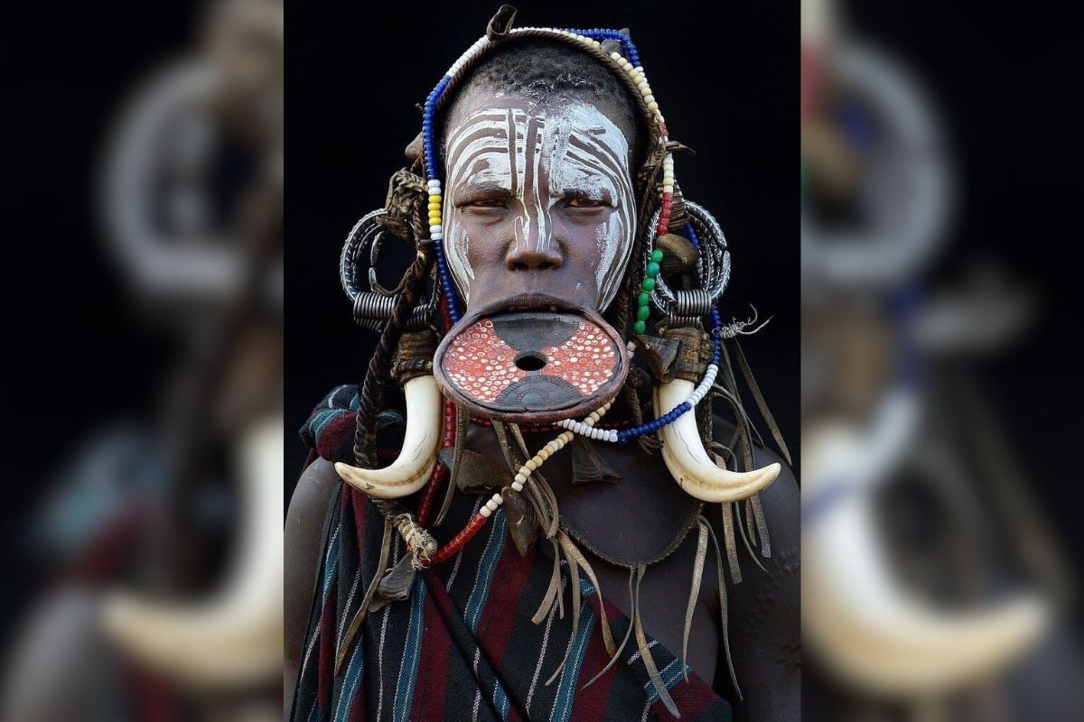 पूरे परिधान में एक मुर्सी जनजाति की महिला. 